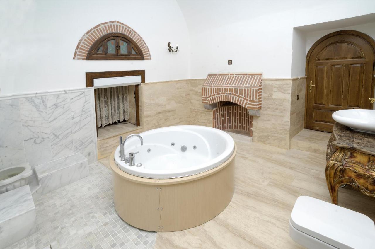 Cesme Kanuni Kervansaray Historical Hotel Exterior photo