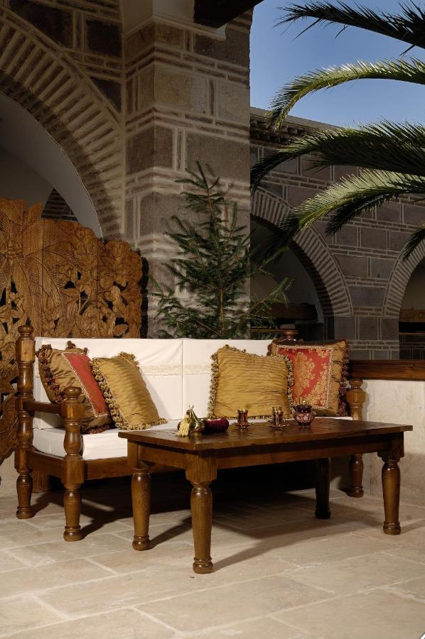 Cesme Kanuni Kervansaray Historical Hotel Exterior photo
