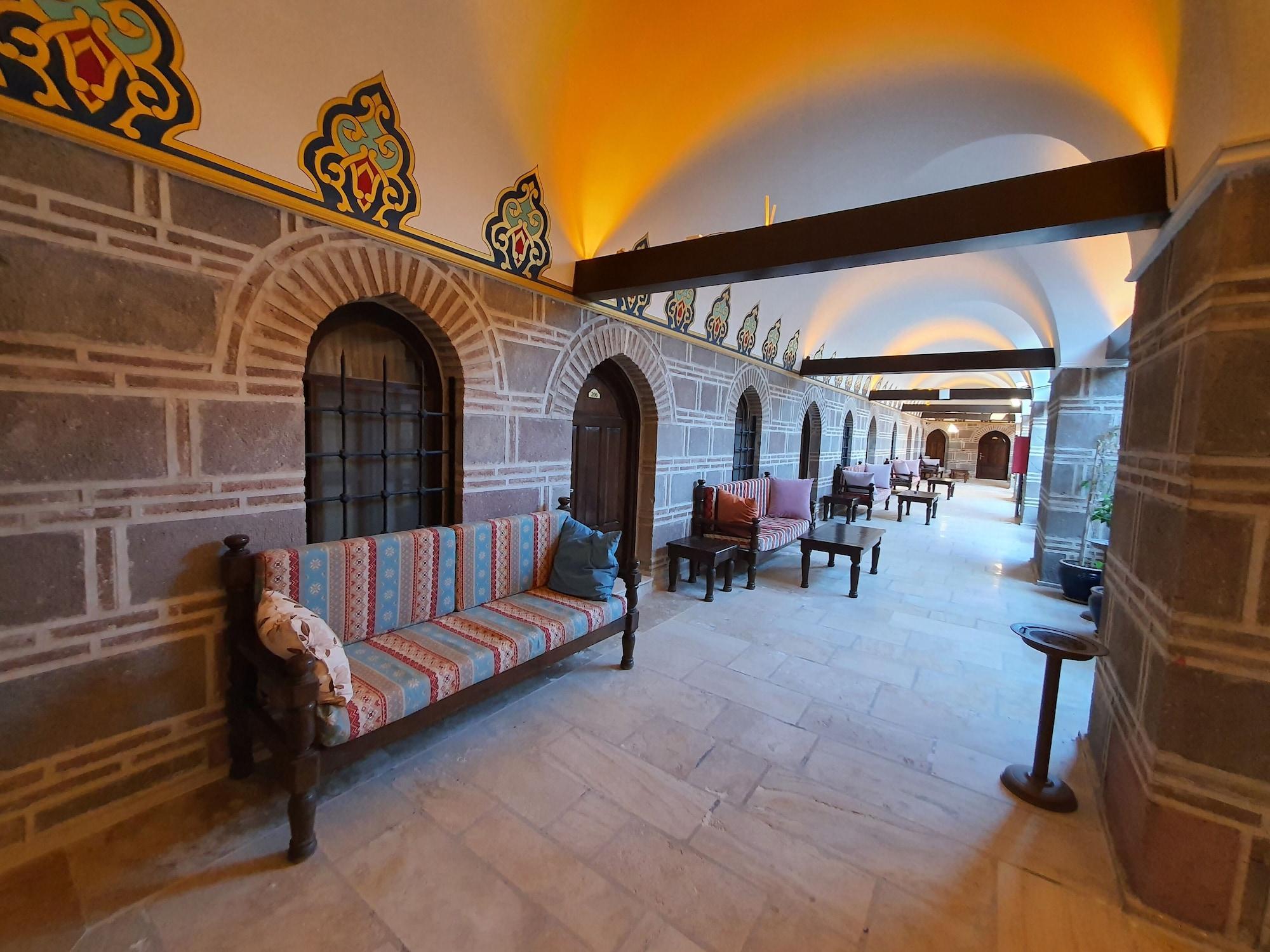 Cesme Kanuni Kervansaray Historical Hotel Exterior photo