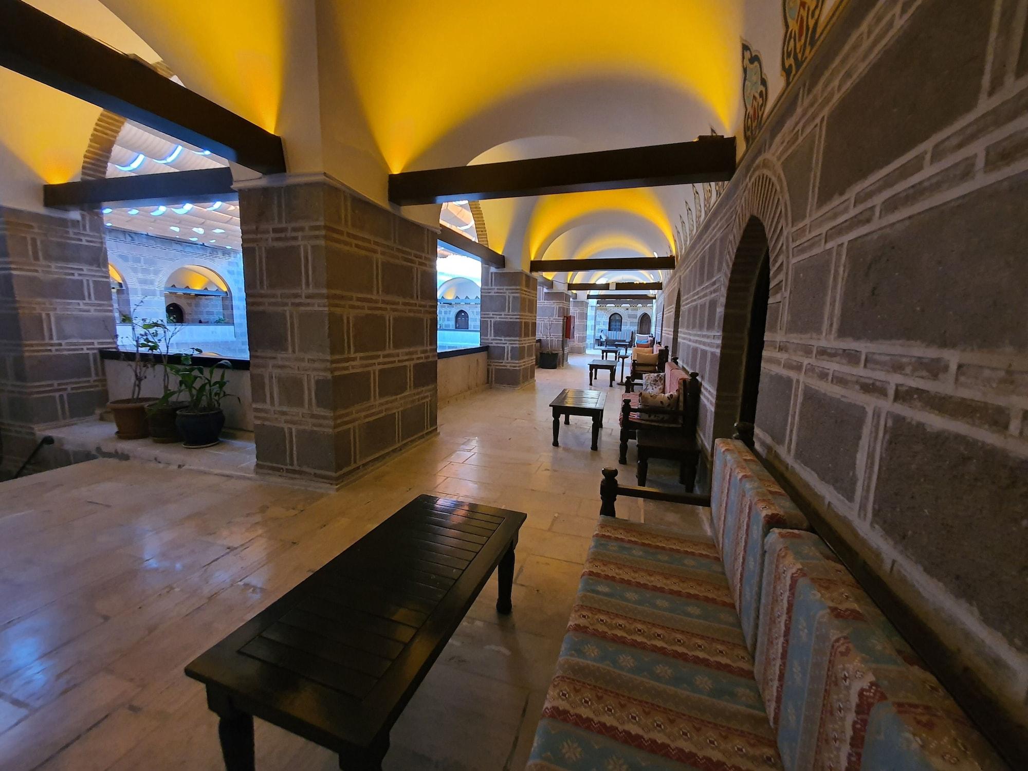 Cesme Kanuni Kervansaray Historical Hotel Exterior photo