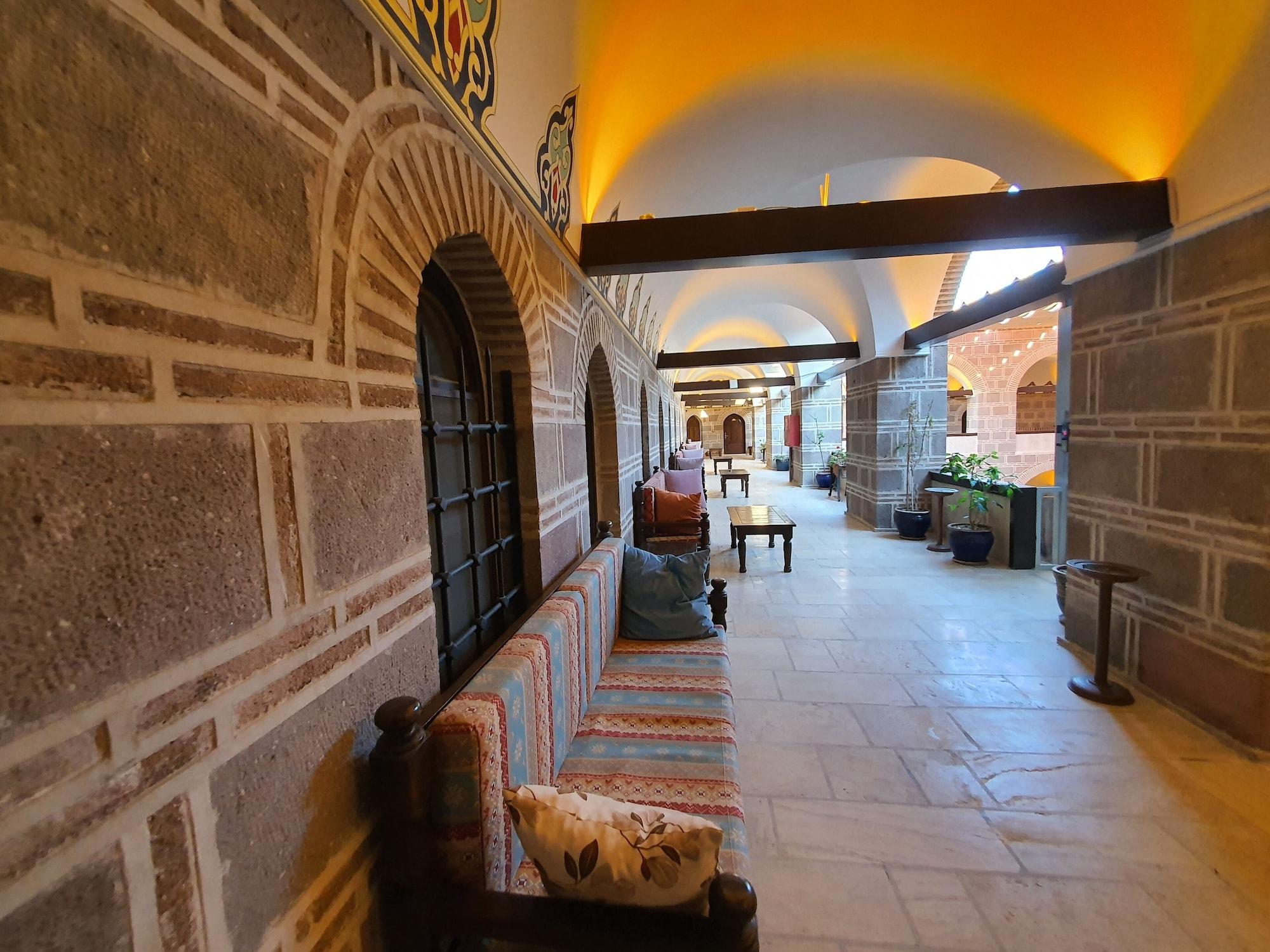 Cesme Kanuni Kervansaray Historical Hotel Exterior photo