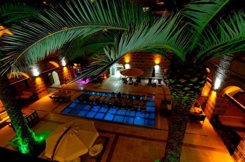 Cesme Kanuni Kervansaray Historical Hotel Exterior photo