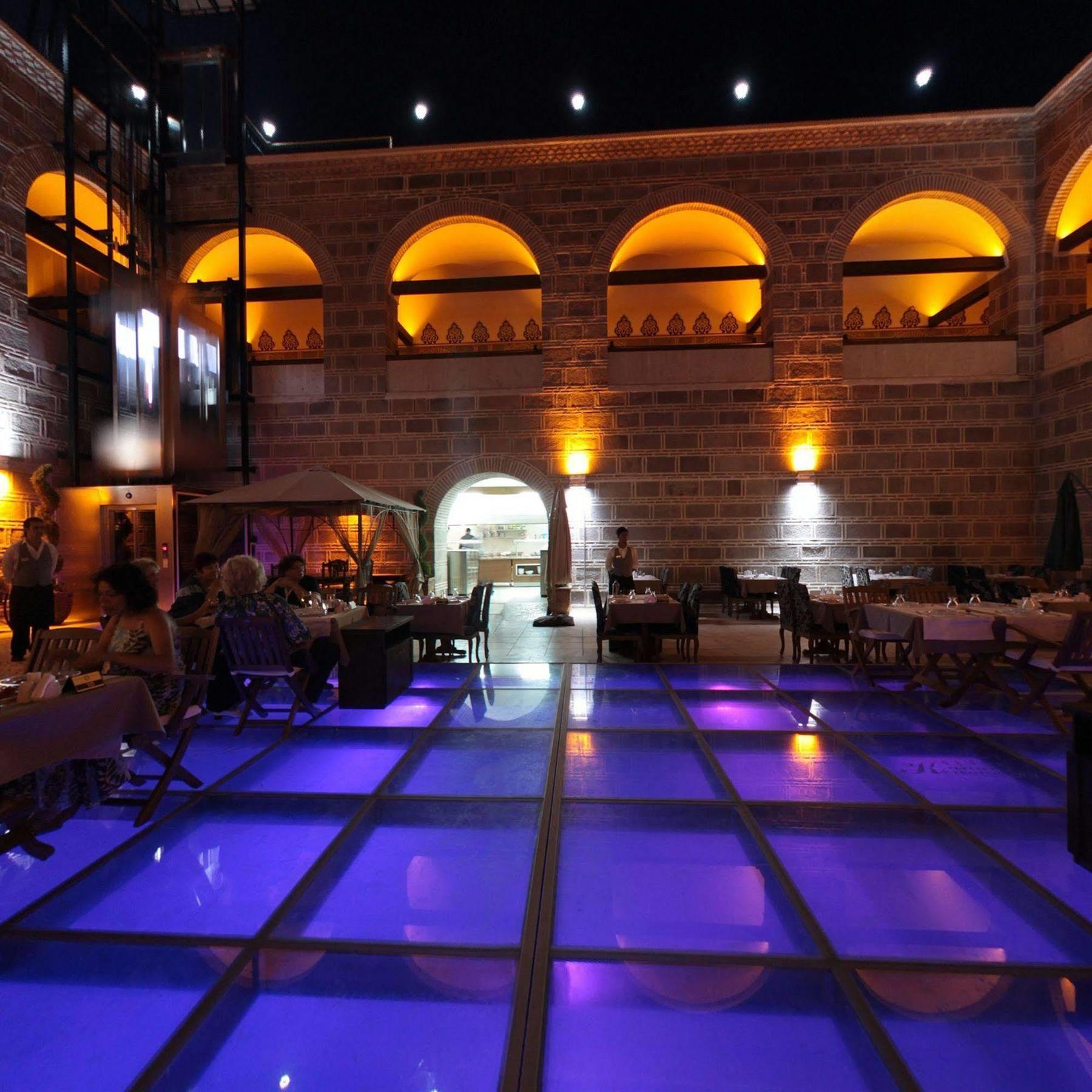 Cesme Kanuni Kervansaray Historical Hotel Exterior photo